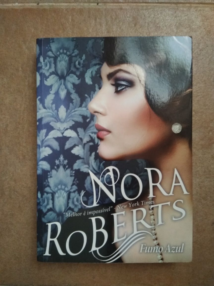Livro "Fumo Azul" de Nora Roberts
