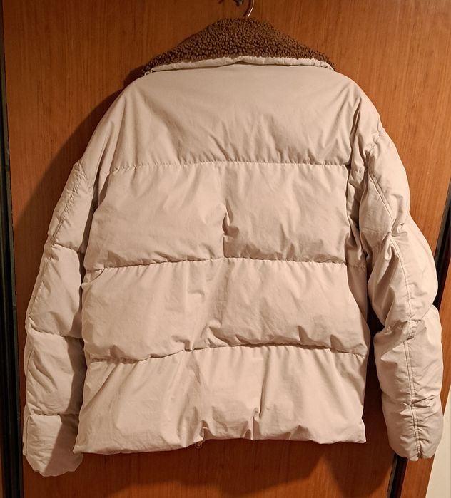 Blusão acolchoado com penas T.XL.  Gola em pêlo-Zara