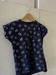 niebieski t-shirt