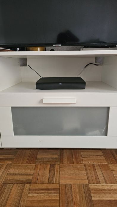 Movel de TV branco com gavetas