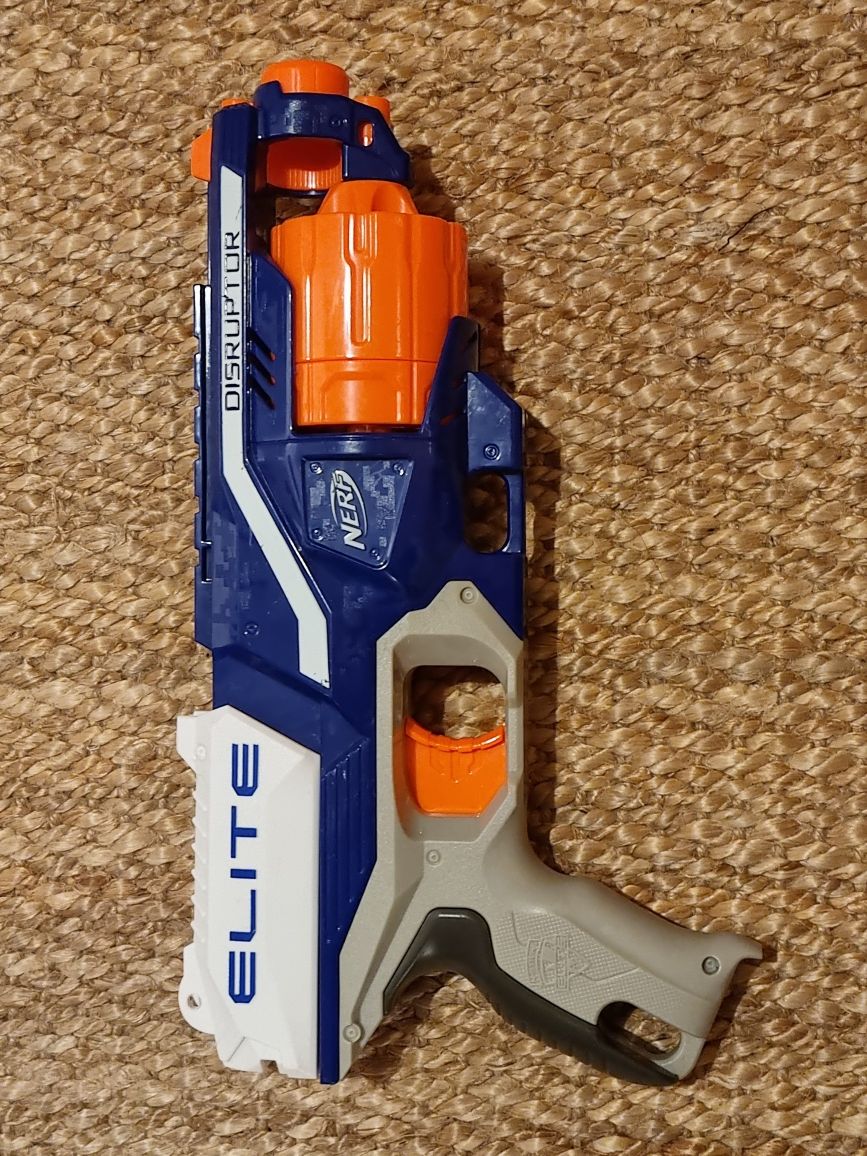 pistolet NERF z dużym magazynkiem