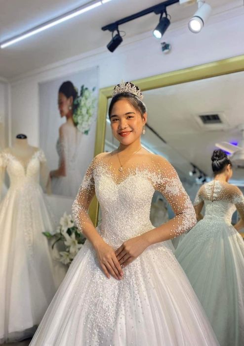 Розкішна весільна сукня з каменями