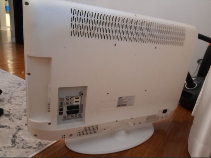 Biały telewizor LCD 32 całe Samsung