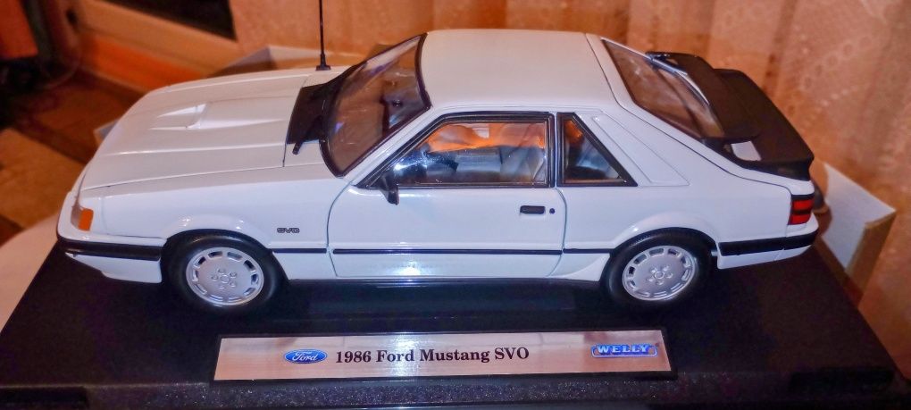 Model Welly 1986 Ford Mustang SVO skala 1:18