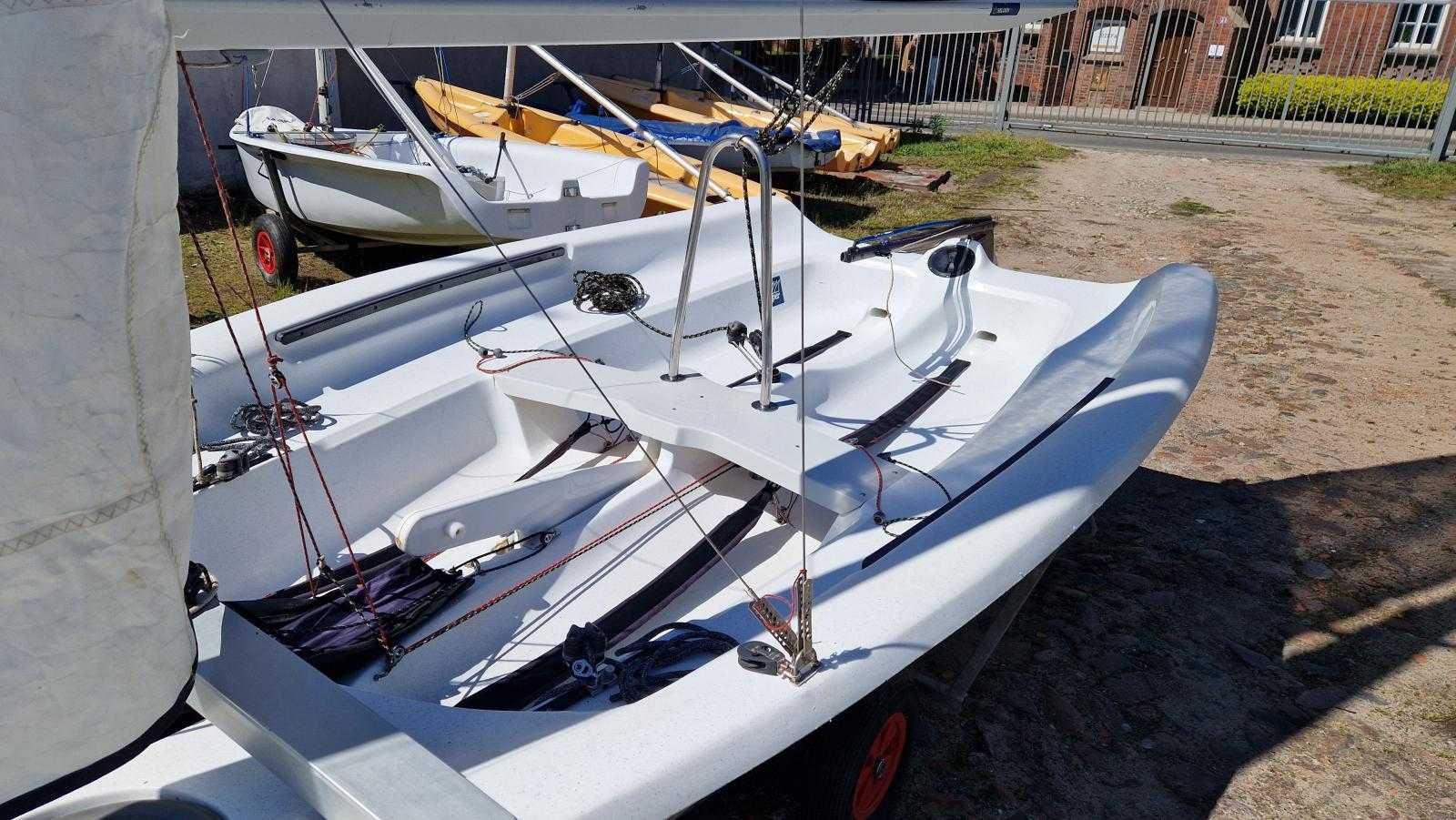 Łódź żaglowa żaglówka Topper Xenon 4,5m + wózek slipowy (2)