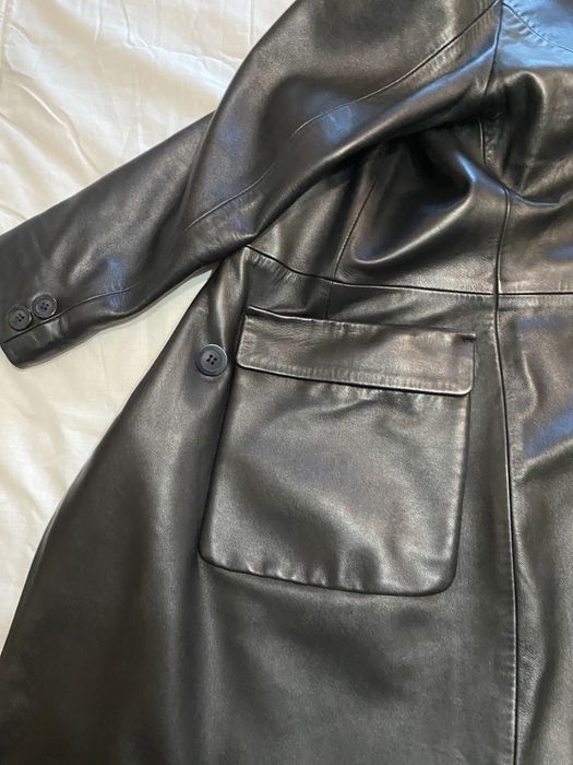 Casaco de couro comprido com colar de pêlo