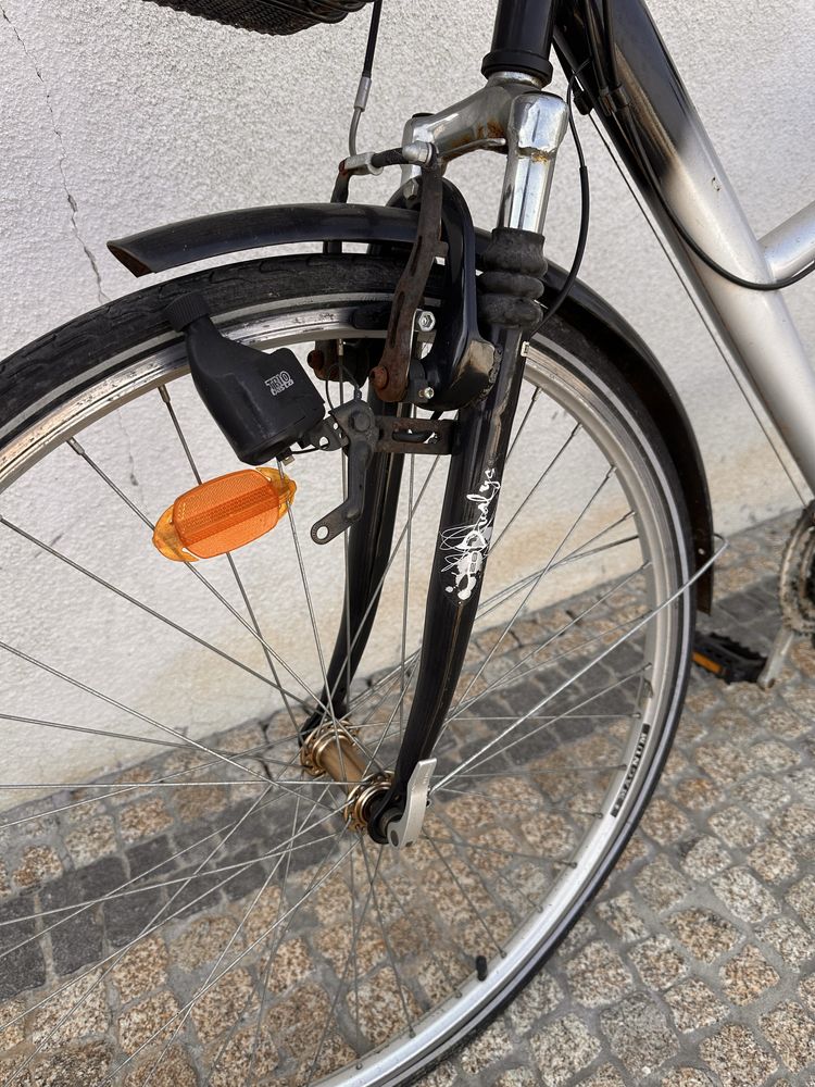 bicicleta preta e cinza
