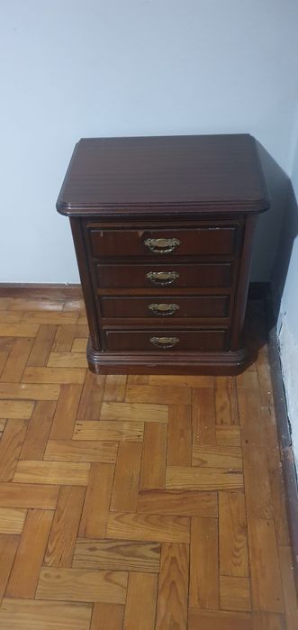 Mesa de cabeceira antiga em madeira maciça