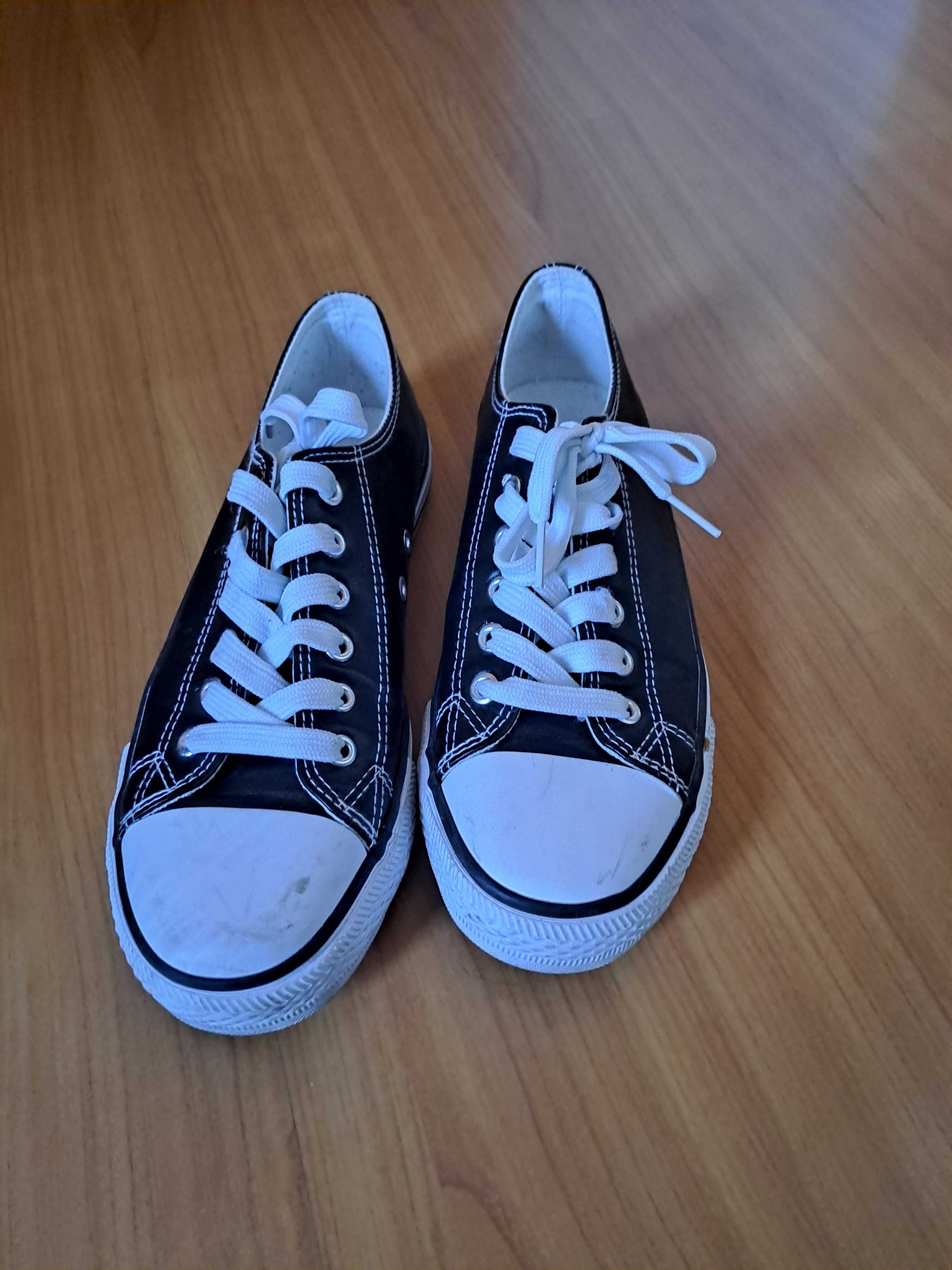 Tenis em pele pretos, tam 39