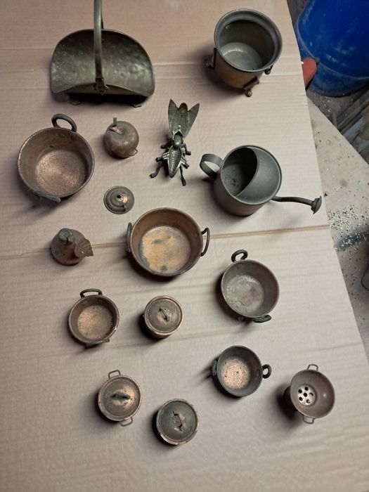 Peças antigas em tamanho pequeno.