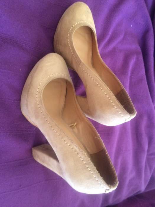 Sapatos bejes