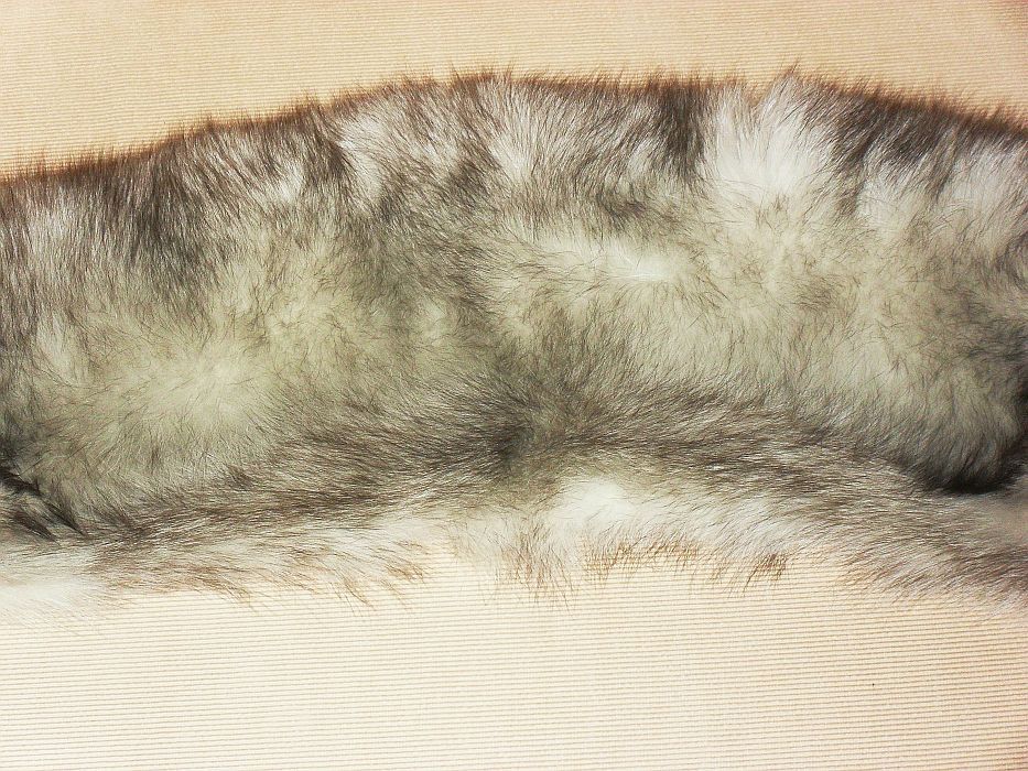 Kołnierz z lisa długość 103 cm, szerokość do 18 cm.