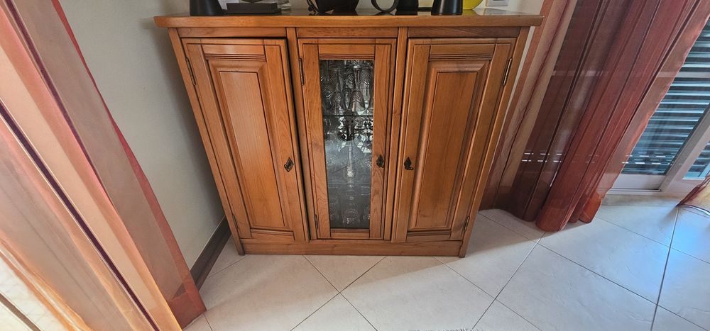 Mobilia sala jantar em madeira castanho