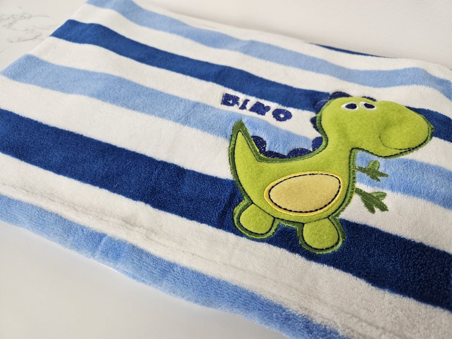 Nowy kocyk Dino biało-niebieski dla chłopca niemowlaka 76x 99