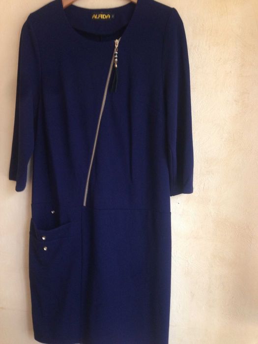 Деловое платье темного синего цвета. Офисный стиль