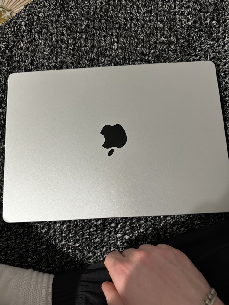 Macbook 14 pro m1 pro 16-512 silver