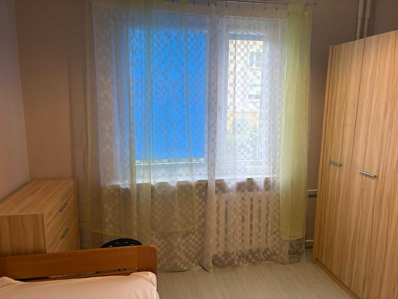 pokój w trzypokojowym mieszkaniu na Kuźnikach