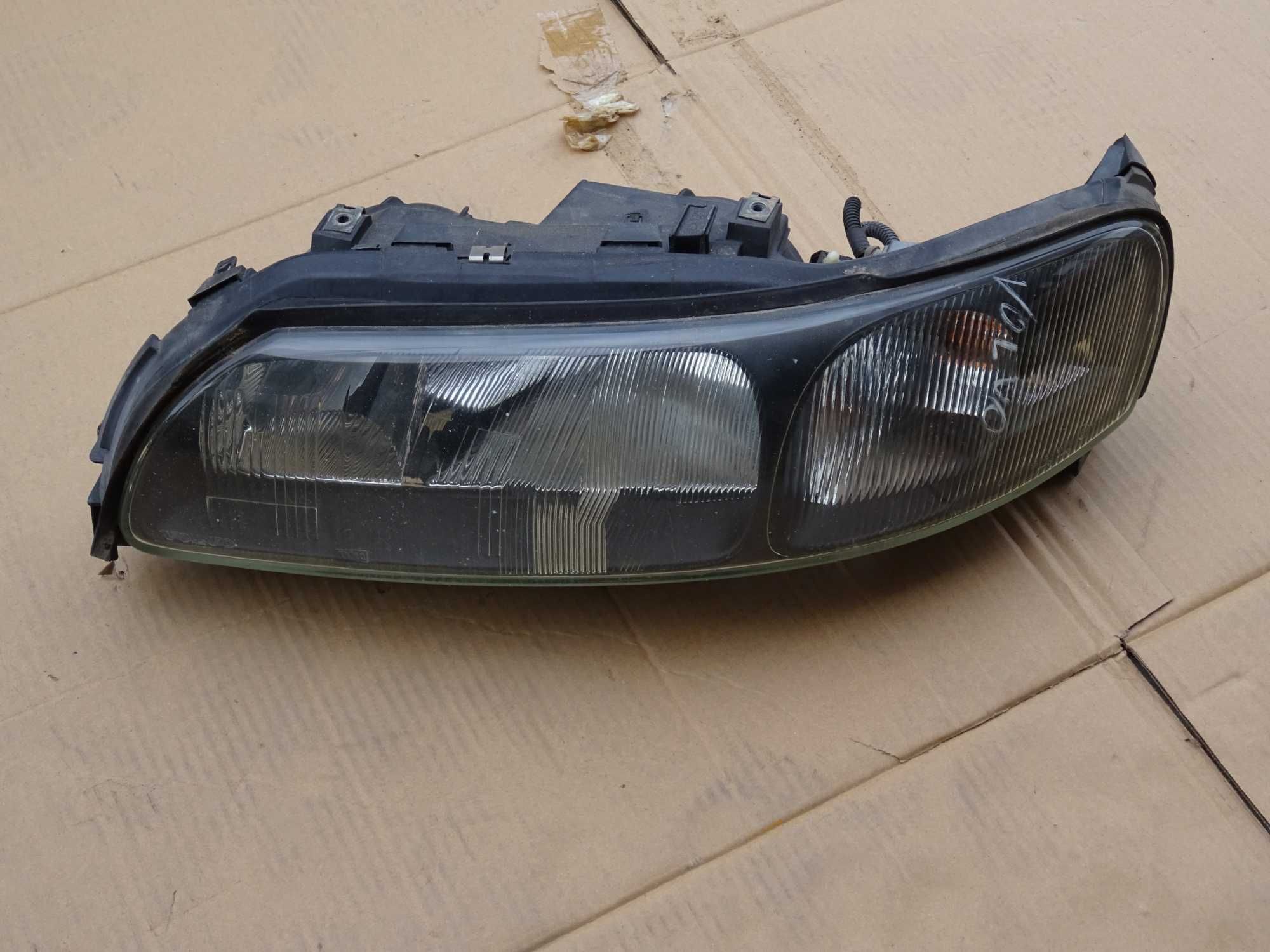 Lampa Lewa Przód Volvo V70 II