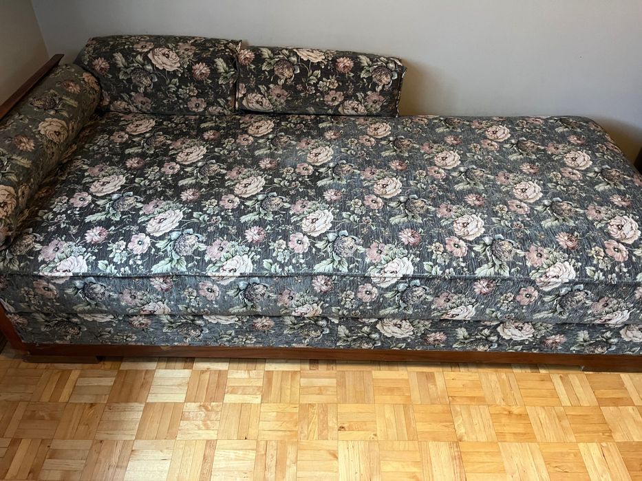 Stara sofa , tapczanik .