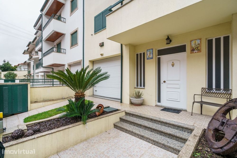 Moradia T4 em Banda — Nogueira, Braga