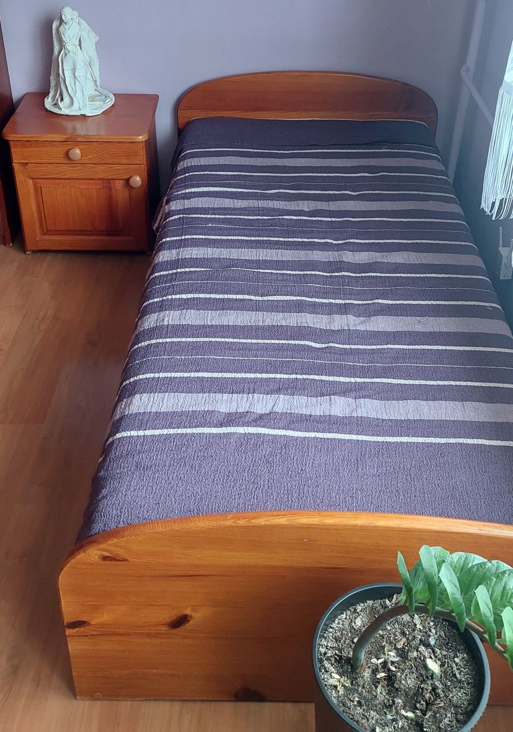 Łóżko drewniane z szafką nocną i materacem