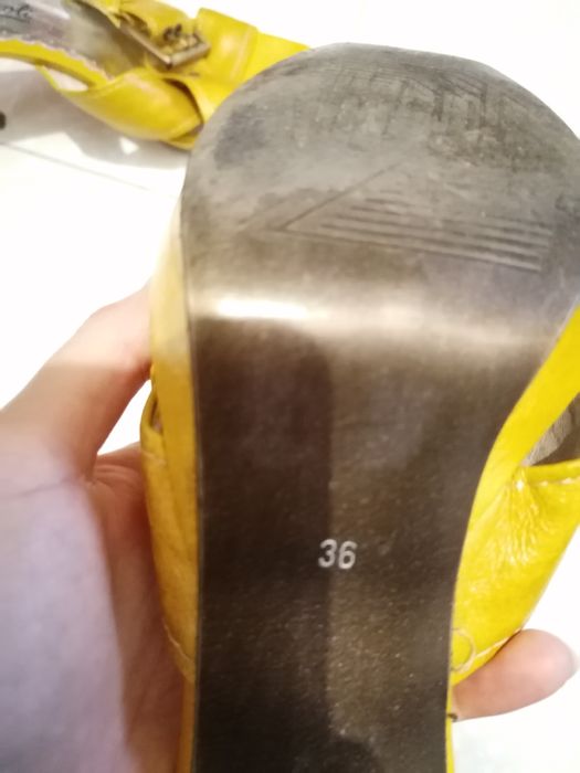 Sapatos amarelo torrado tamanho 36