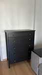 Movel preto IKEA com 5 gavetas e puxadores dourados