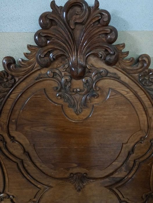 Cama de casal em bom estado