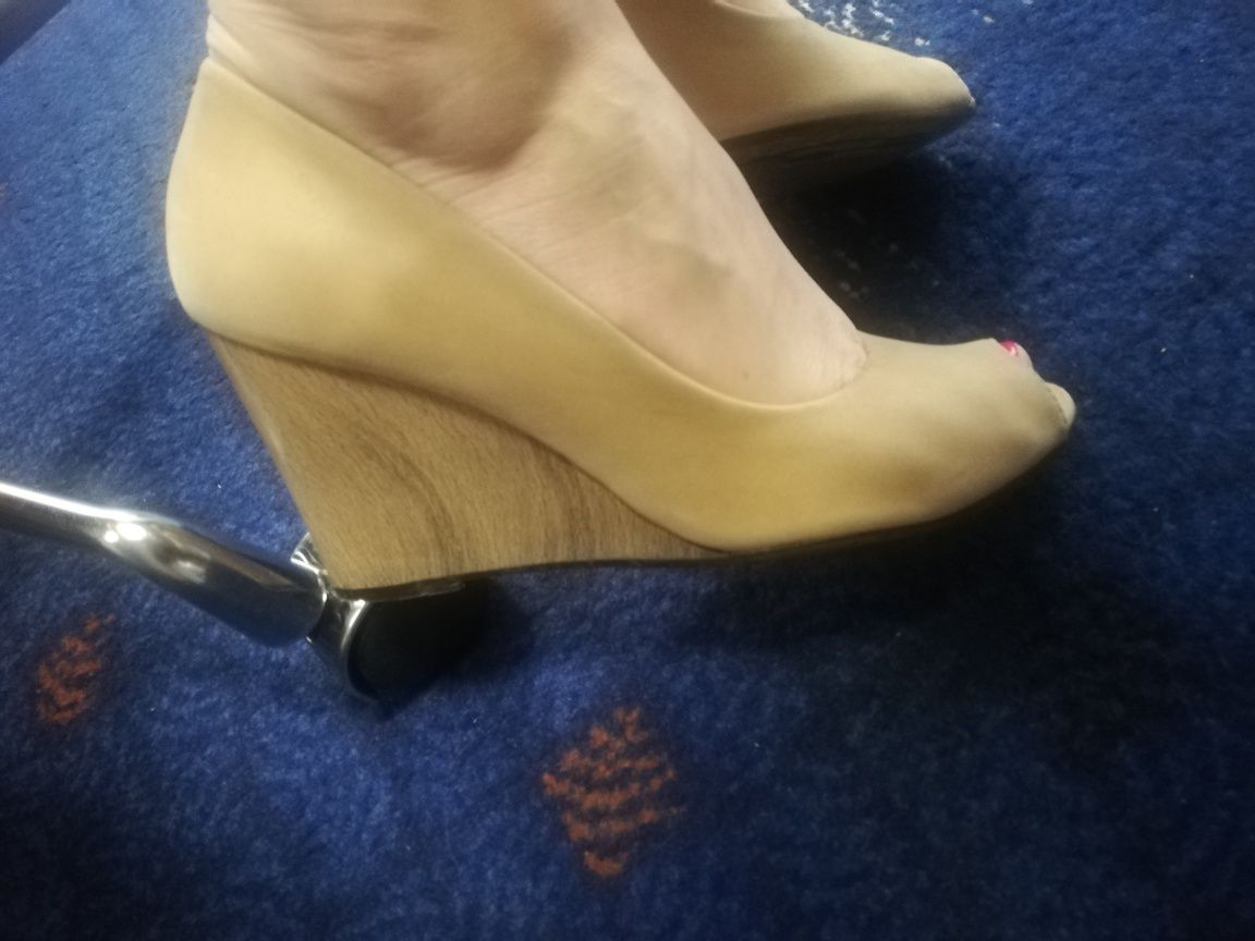 Eleganckie i wygodne buty na koturnie z odkrytym palcem 37