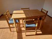 Conjunto de mesa e cadeiras