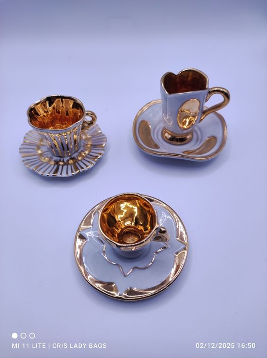 Conjunto de três mini chávenas de coleção douradas em Porcelana