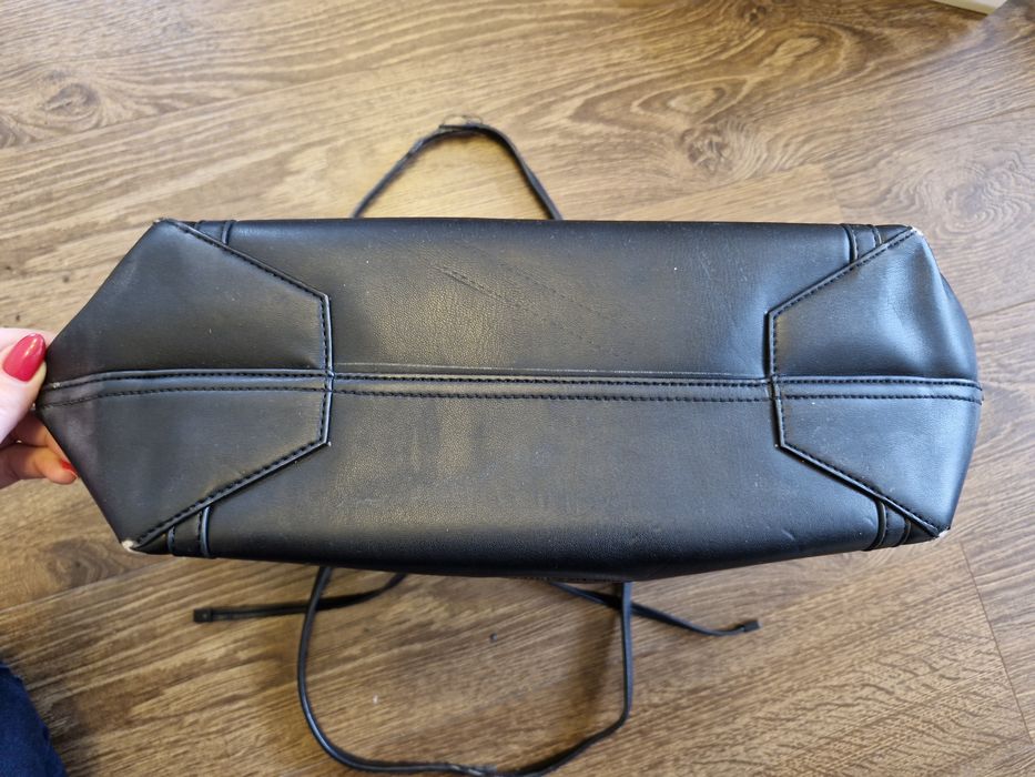 Czarna torebka Armani Exchange mieści A4