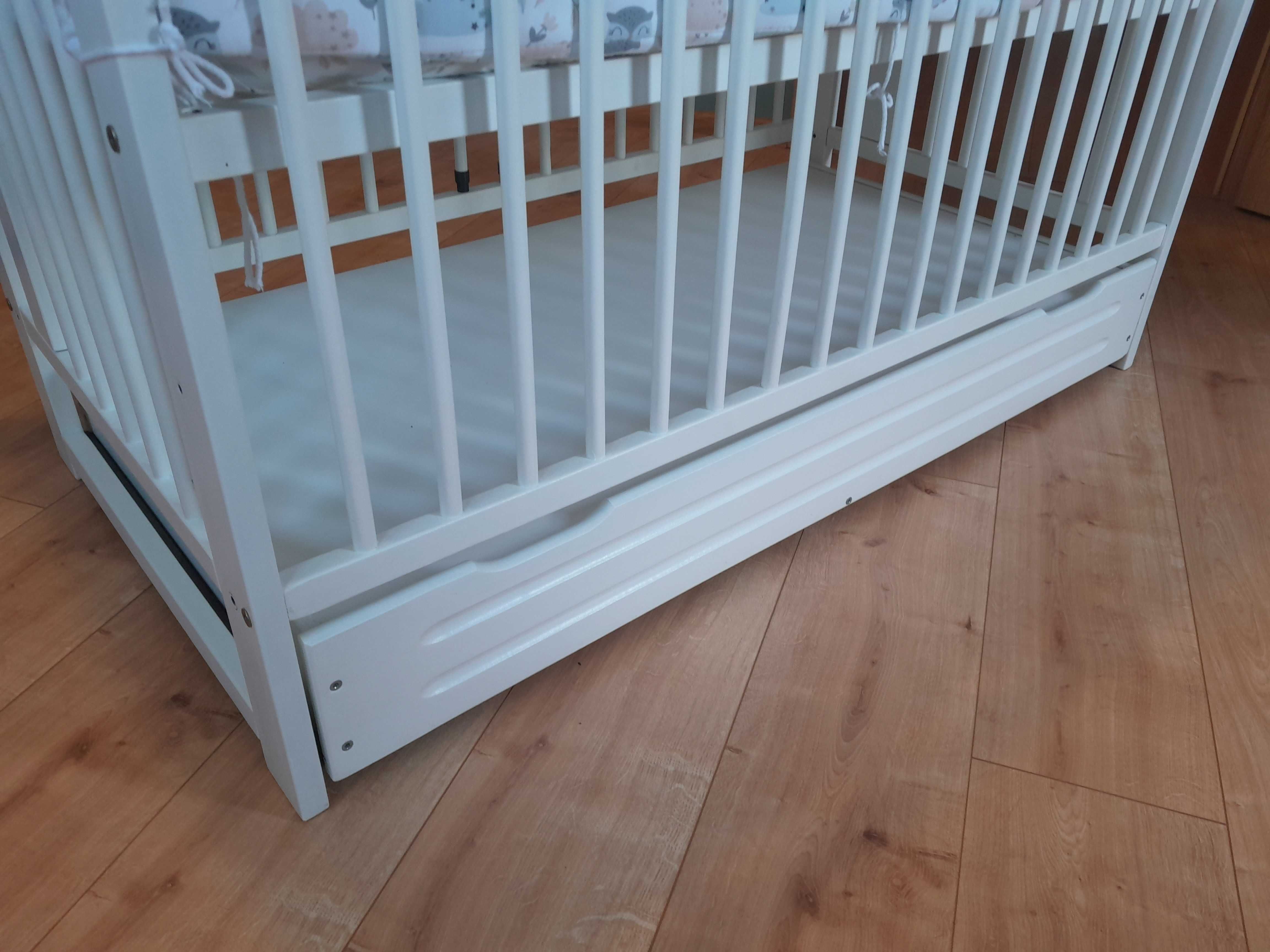 Drewniane łóżeczko niemowlęce + materac