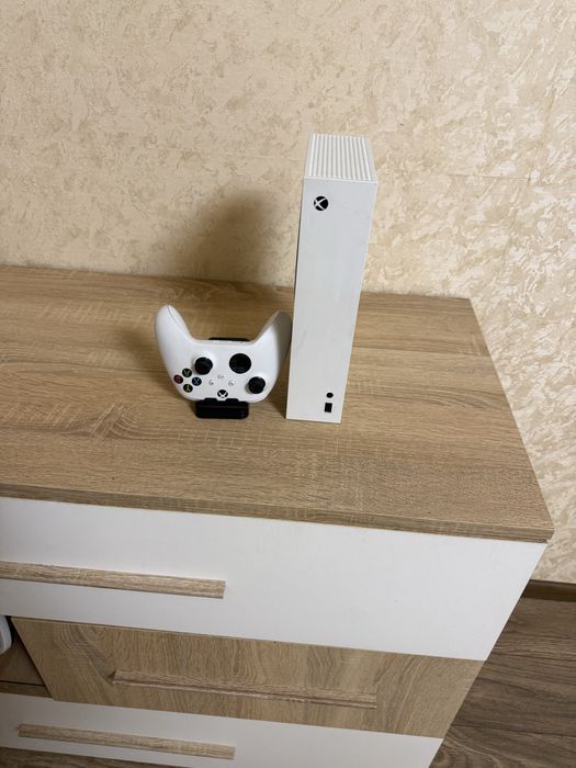 Xbox Series S + 2 геймпади + зарядка + акаунт з RDR2, GTA5, Cyberpunk