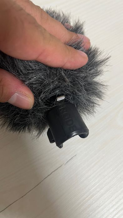 Microfone Rode VideoMic Me-L para iPhone + Tripé