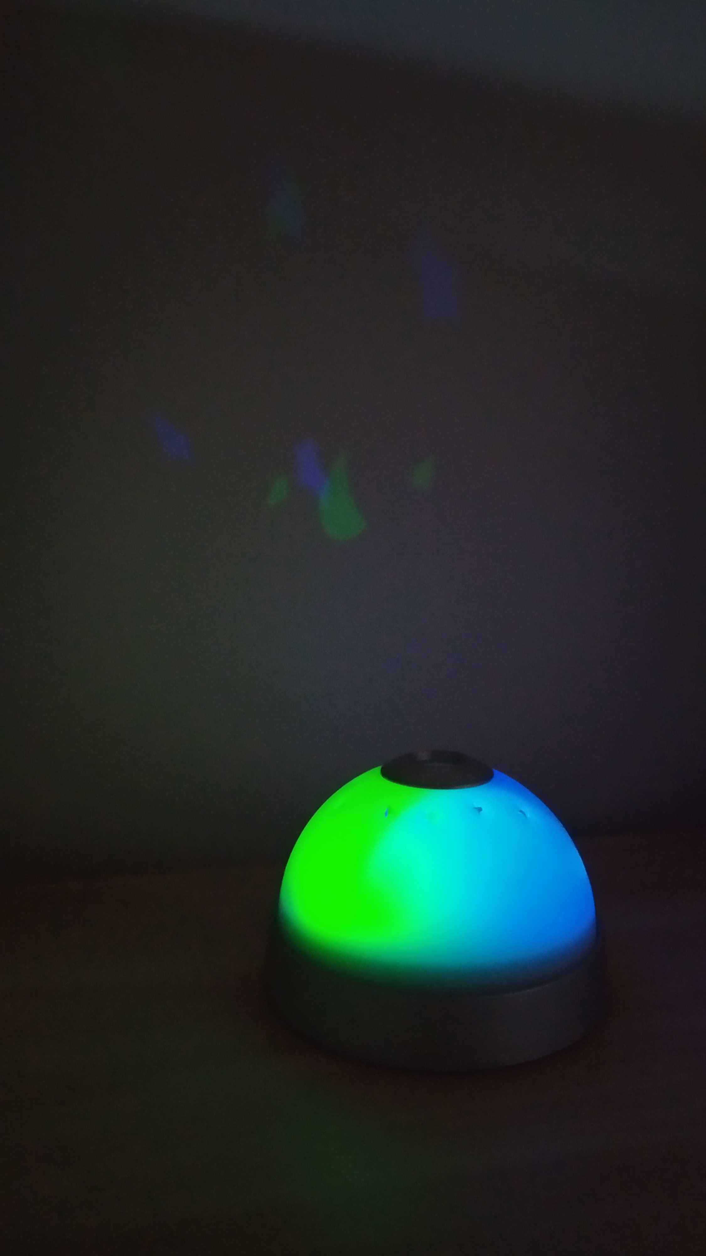 Lampka projektor zmieniający kolory do pokoju dziecka