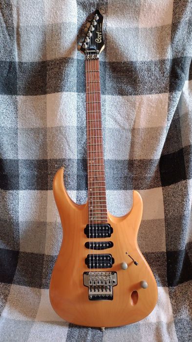 Электрогитара Cort Viva Gold-II NS, комбик Line 6 SPIDER IV 15w, + уши