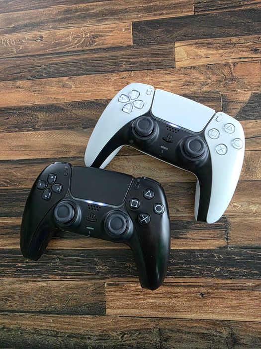 Pady Dualsense PS5 - dwie sztuki - sprawne, biały i czarny