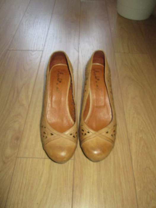 Sapatos Novos em pele