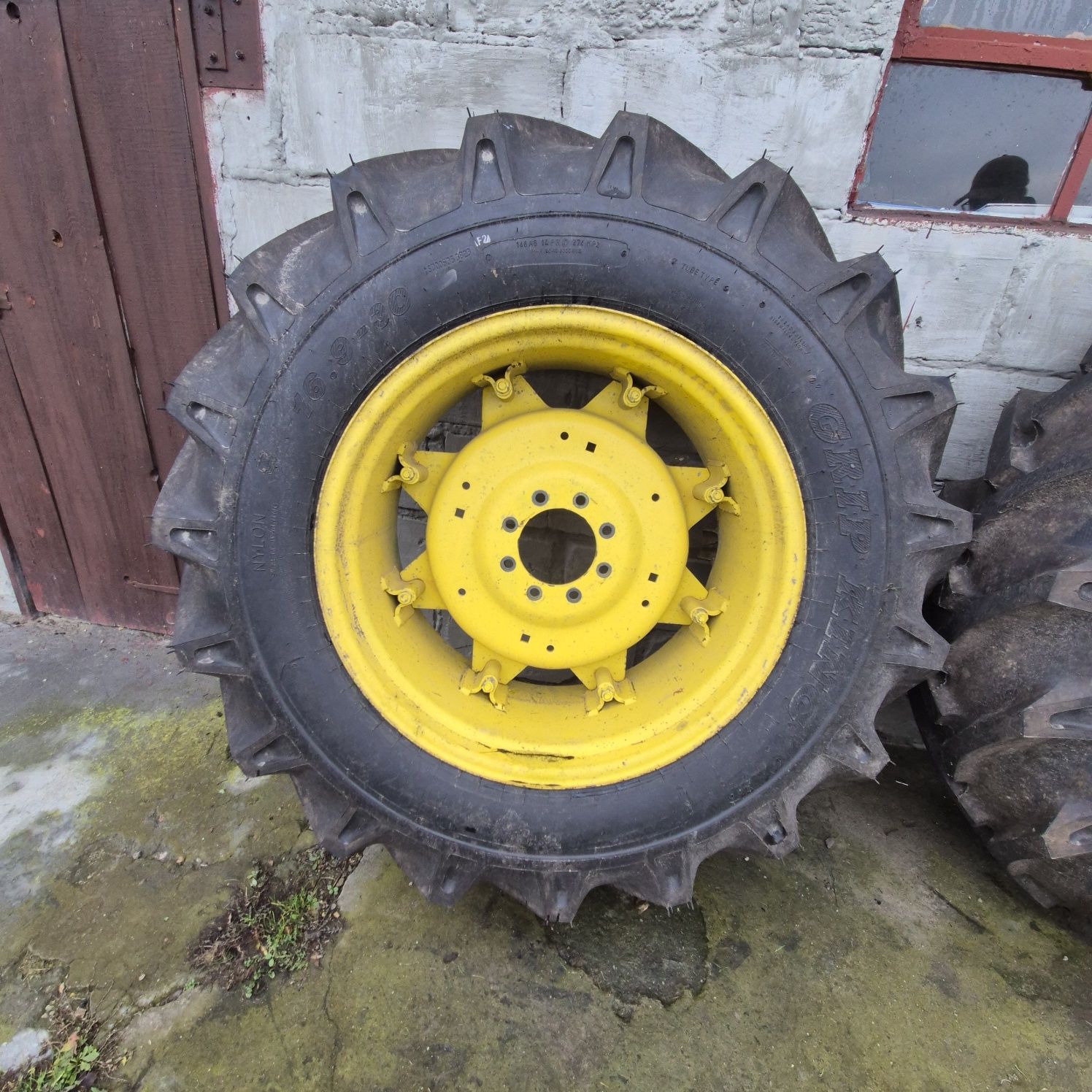 Koła John Deere Grip King 16.9 R 30