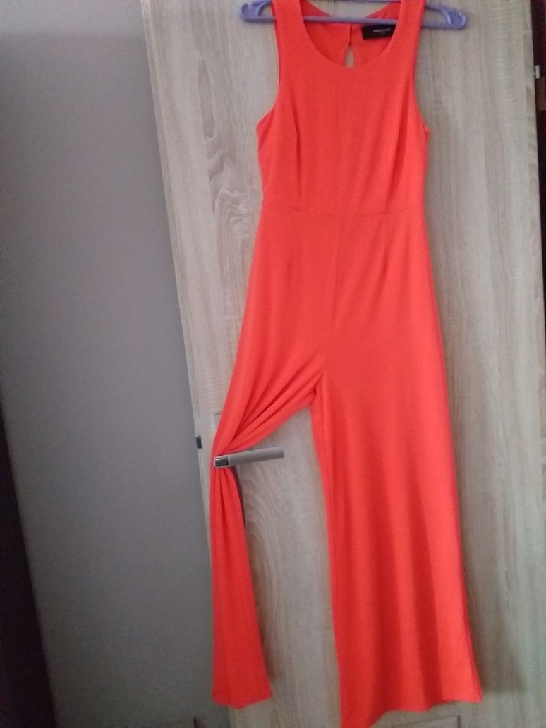 Elegancki kombinezon bez rękawów w pięknym kolorze