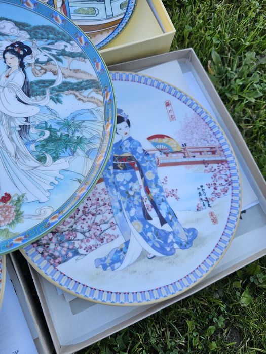 Колекційні тарілки «Красуні Червоної садиби».