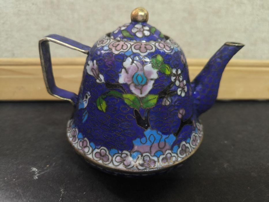 Bule de porcelana com flores.
Bule decorativo em porcelana e metal com