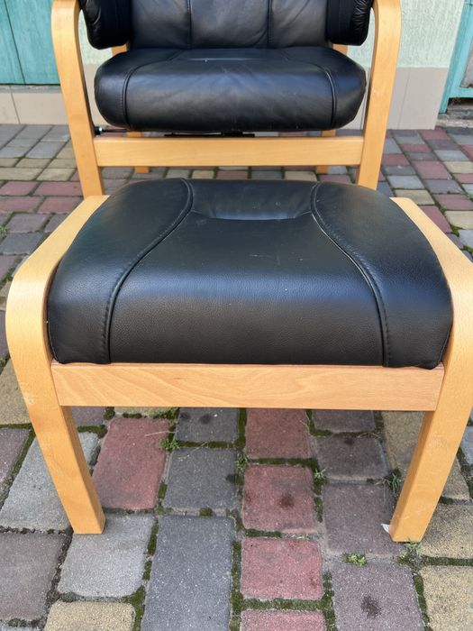 Шкіряне крісло реклайнер з пуфом