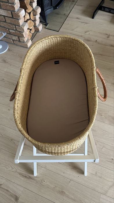 Ręcznie pleciony kosz Mojżesza bebe Nap & Pack Basket ze stojakiem