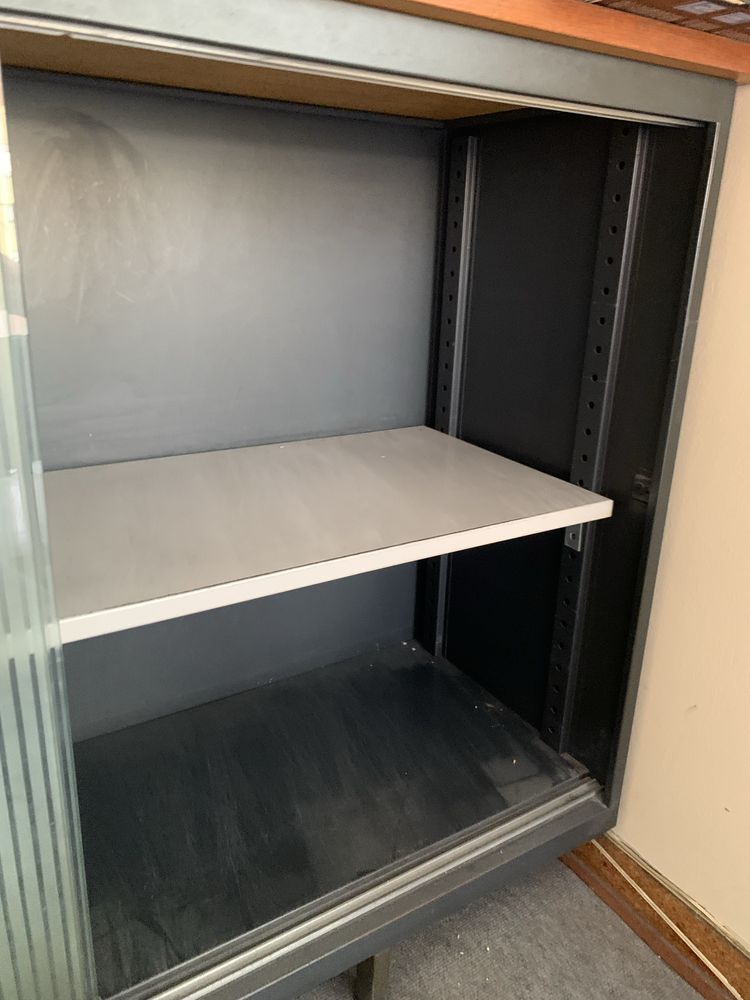 Vitrine / arquivo movel em metal