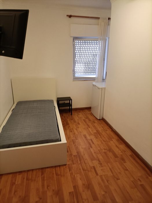 Arrendasse quartos em Vialonga  na praceta dona Cândida