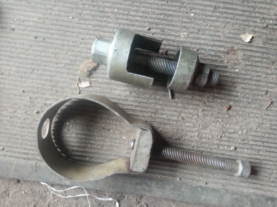 сЪёмники поршневых пальцев и чего то ещёё