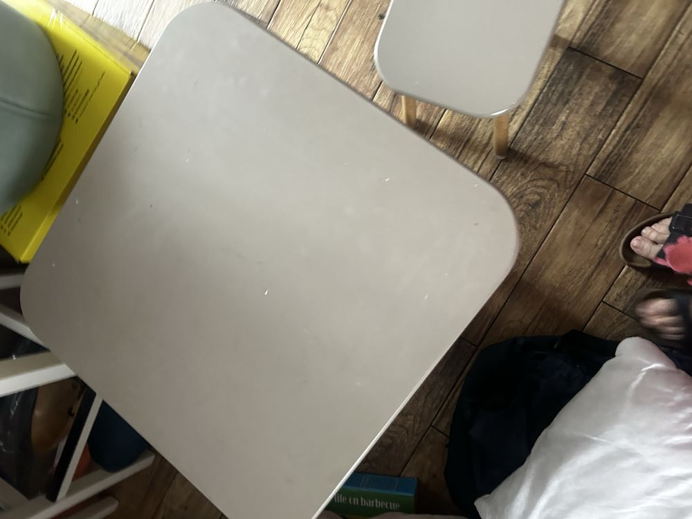 Stolik bezowy z krzeselkiem w postaci krolika dla dziecka