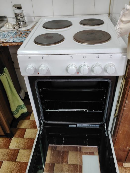 Fogão elétrico com quatro discos e forno